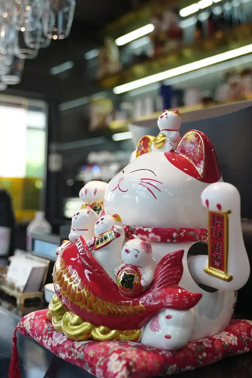 PUYUMA Restaurant Interior decorazioni di colore rosso e oro Neko (gatto che invita)