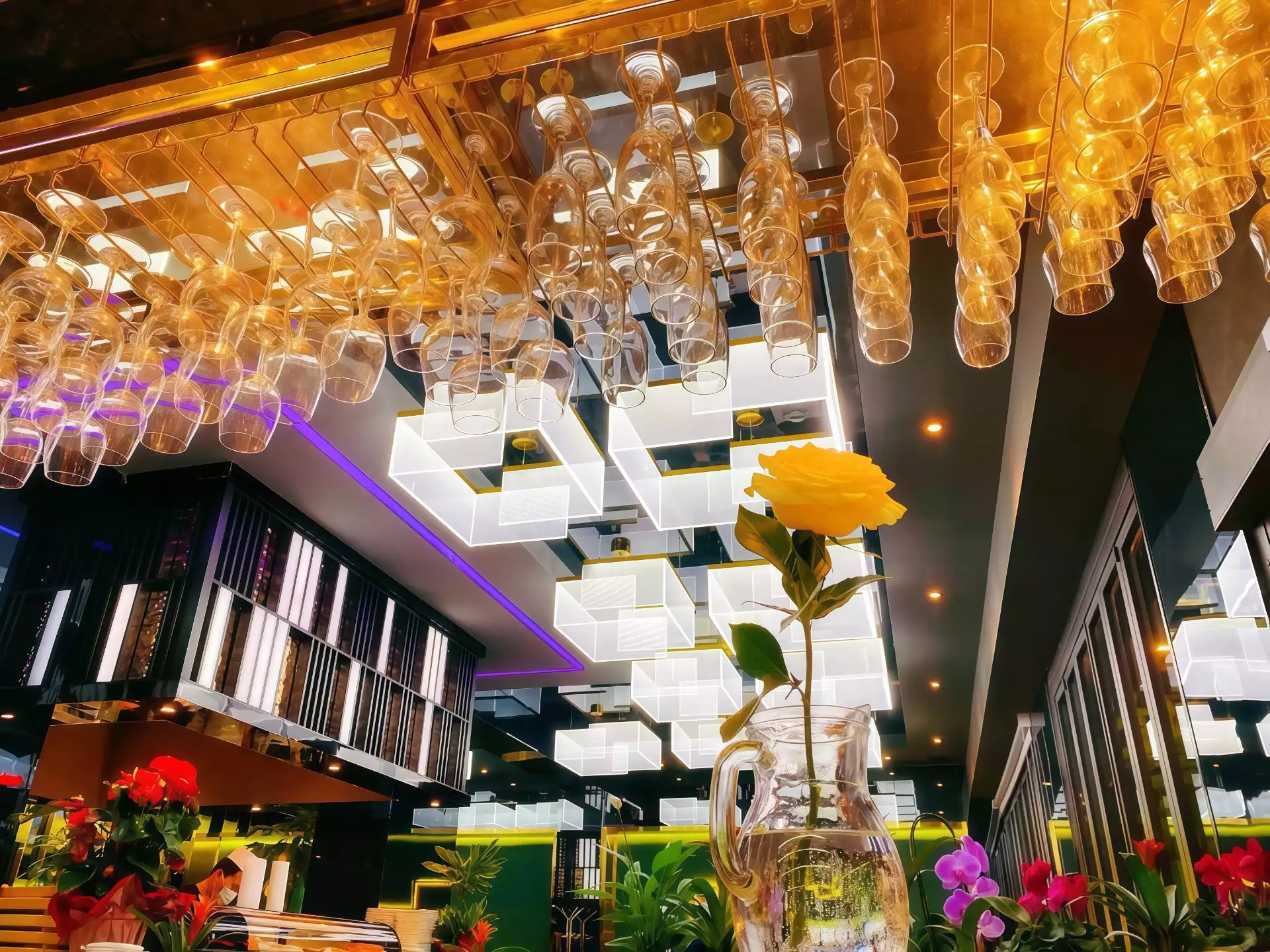 PUYUMA Restaurant Interior design lussuoso listelli verticali dorati sulle pareti