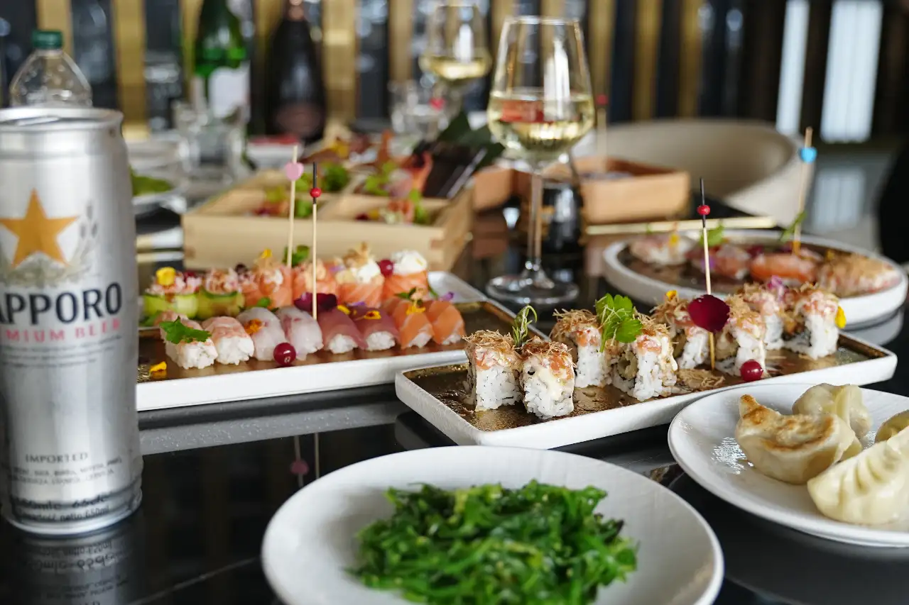 PUYUMA Sushi Platter vari tipi di sushi raffinati insalata di alghe